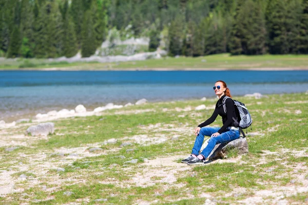 Femme sur le lac — Photo