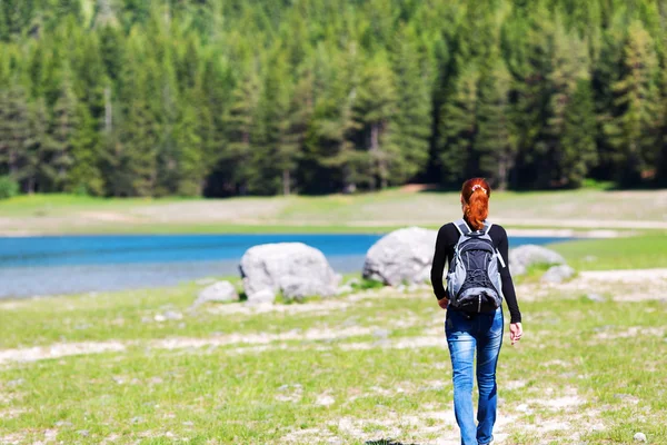 Traveler infront av sjön — Stockfoto
