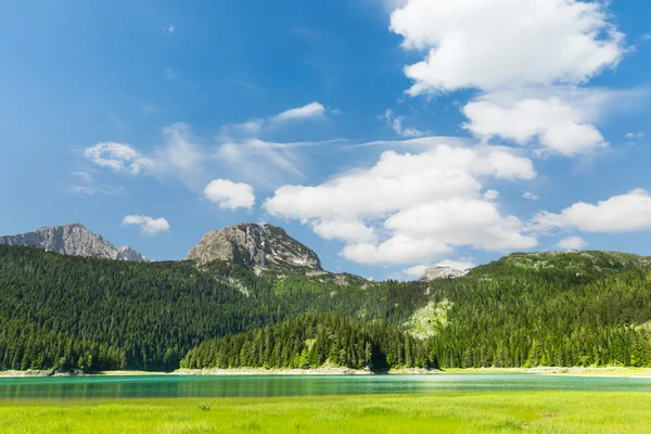 Błękitne jezioro i góry — Zdjęcie stockowe