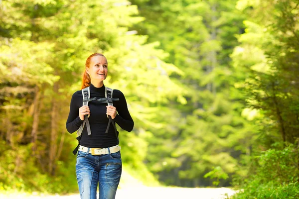 Femme dans la forêt — Photo