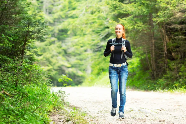 Woman  in  forest — Stock Photo, Image