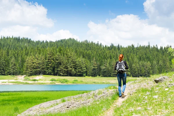 Girl at lake — Stock Photo, Image