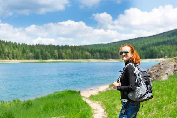 Meisje op lake — Stockfoto