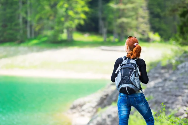 Femme marche en plein air — Photo