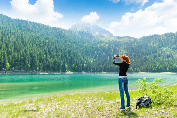 Chica en el lago —  Fotos de Stock