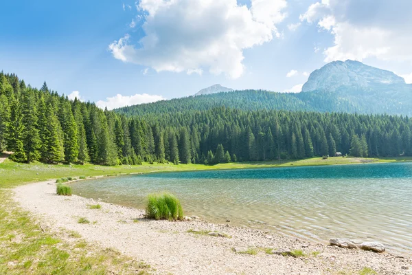 Jezero v horách — Stock fotografie