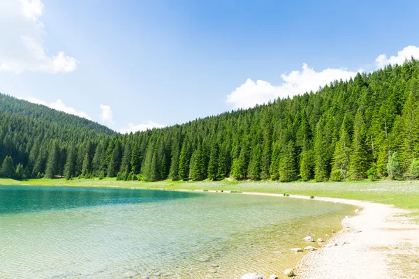 Lago nas montanhas — Fotografia de Stock