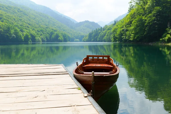 Деревянная лодка на озере — стоковое фото