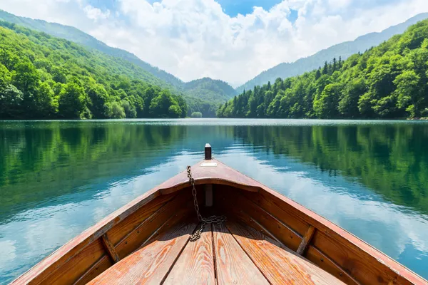 Wooden boat on lake — Stock Photo, Image