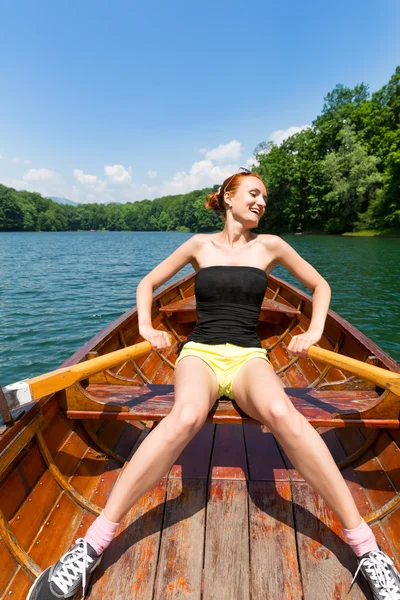 Девушка в деревянной лодке — стоковое фото