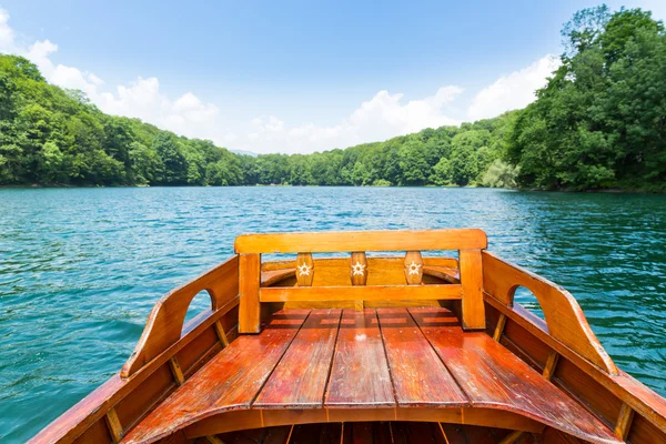 Barco de madeira no lago — Fotografia de Stock