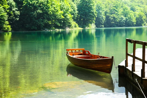 Göl kenarında ahşap tekne — Stok fotoğraf