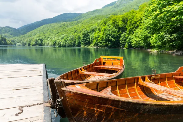 Trä båtar på sjön — Stockfoto