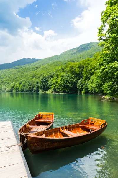 Trä båtar på sjön — Stockfoto