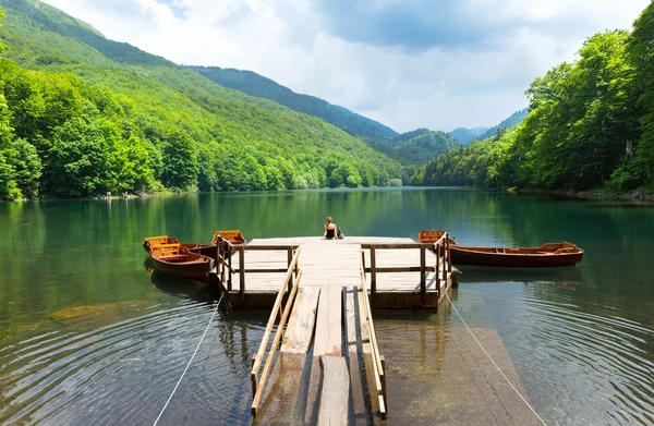 Cais no lago de montanha — Fotografia de Stock