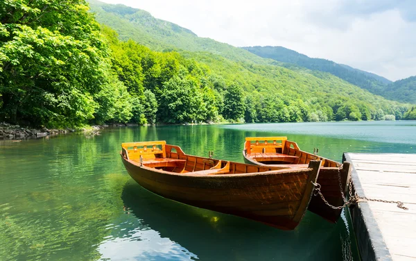 Barcos de madera en el lago — Foto de Stock