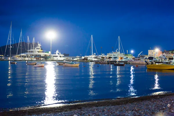 Yat ile mavi deniz — Stok fotoğraf