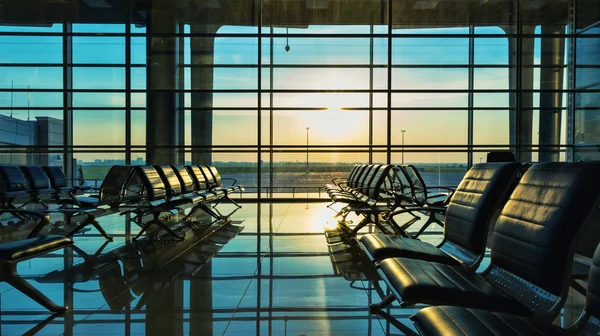 Bänke am Flughafen — Stockfoto