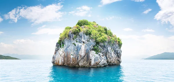 Insel im Meer — Stockfoto