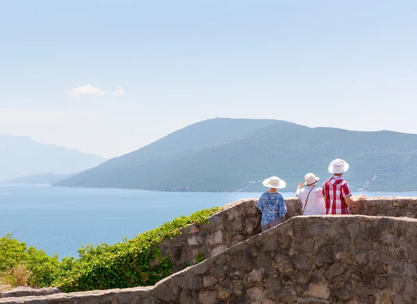 Turister njuter av utsikten — Stockfoto