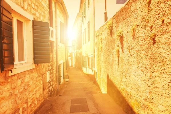 Gün batımında eski sokak — Stok fotoğraf