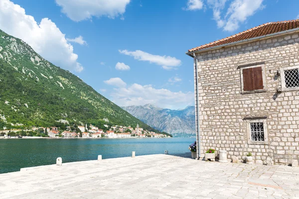 Building at lake — Stock Photo, Image