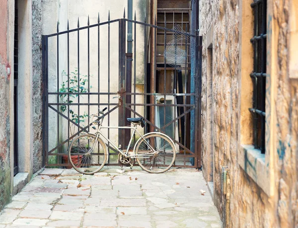 Övergiven cykel — Stockfoto