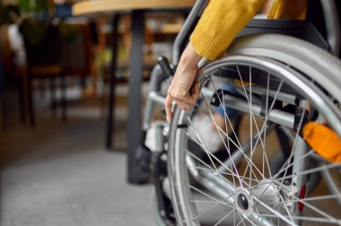 Tekerlekli sandalyedeki engelli öğrenci, engelli kadın.