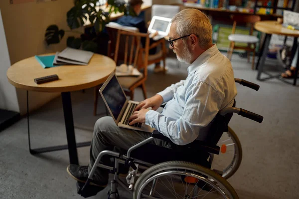 Felnőtt fogyatékos férfi használ laptop, felső nézet — Stock Fotó