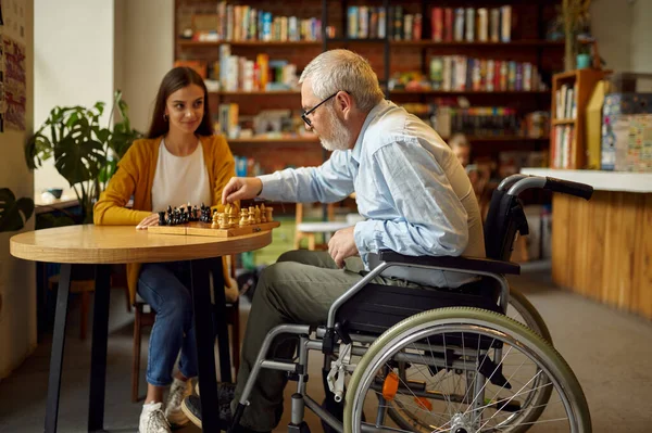Fogyatékos nagyapa és unokája sakkozik. — Stock Fotó