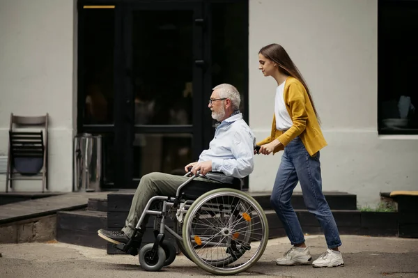 A lánya és a fogyatékos apja sétálni mennek. — Stock Fotó