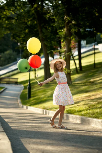 Childrens romantic date, girl with air balloons — Stock Photo, Image