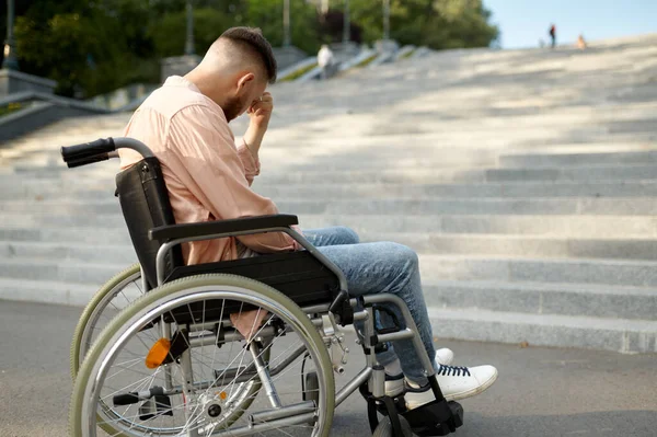 Tolószékes férfi a lépcsőnél, fogyatékossági probléma. — Stock Fotó
