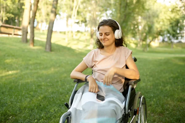 Behinderte Frau hört Musik mit Kopfhörern — Stockfoto
