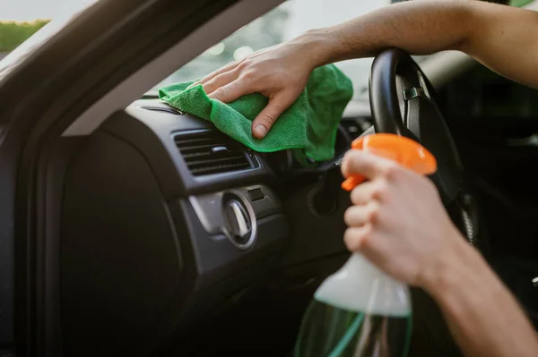 Man veegt auto interieur met een doek, hand auto wassen — Stockfoto