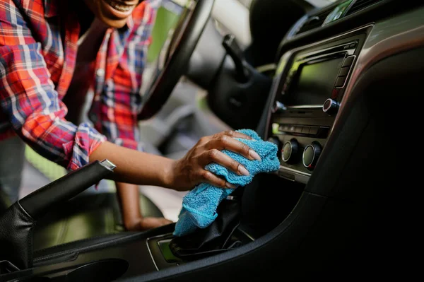 Mujer limpia el interior del coche con trapo, lavado automático a mano —  Fotos de Stock
