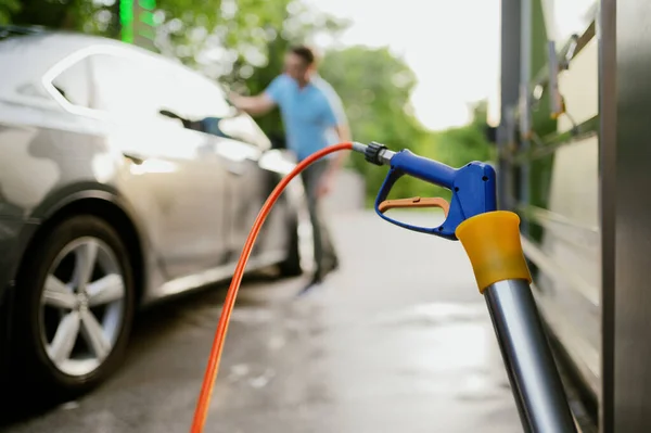 Man veegt een auto met vod, hand auto wassen station — Stockfoto