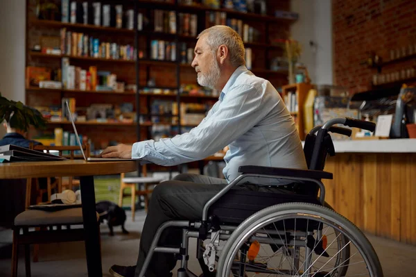Felnőtt fogyatékos férfi használ laptop, felső nézet — Stock Fotó
