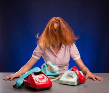 renkli telefonlar ile yorgun kadın