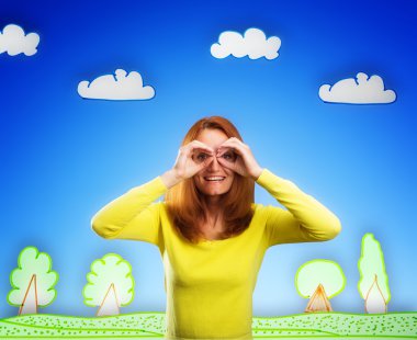 młoda kobieta szuka się przez ręce