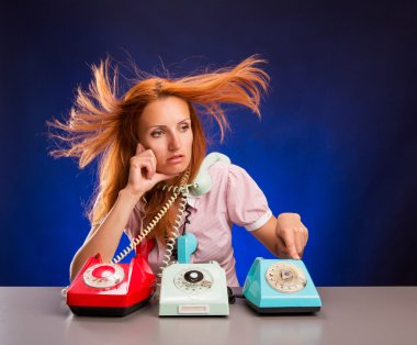 Üç telefonları ile yorgun iş kadını