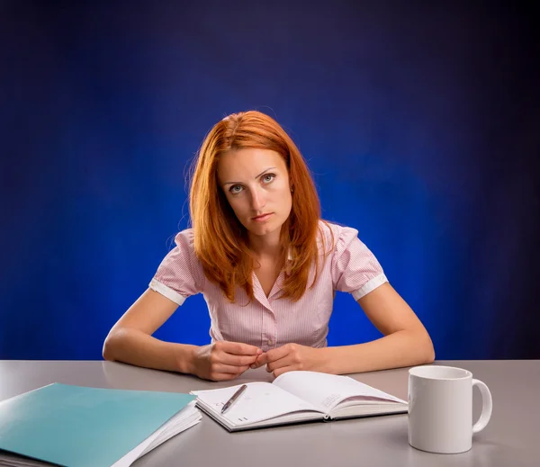 Femme d'affaires épuisée dans le bureau — Photo