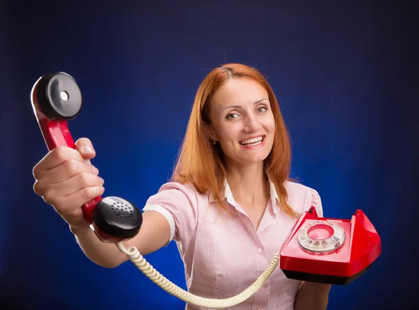 Donne rosse con telefono rosso . — Foto Stock