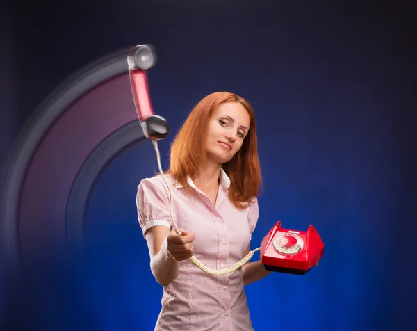 Mulher ruiva com telefone vermelho — Fotografia de Stock