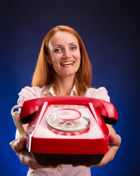 Femme rousse avec téléphone rouge — Photo