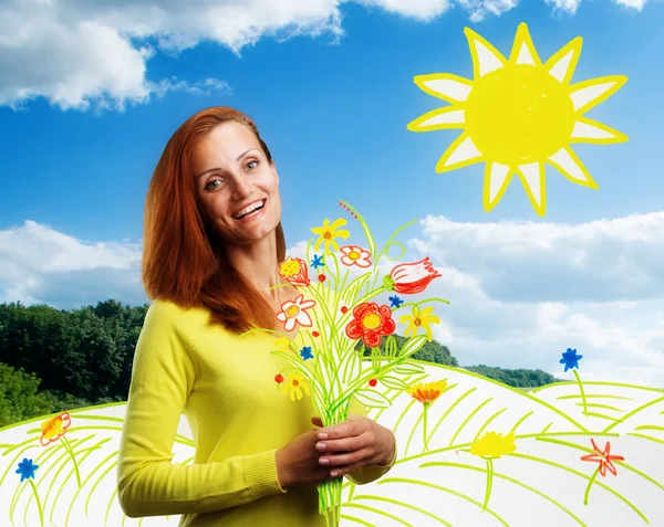 Souriant jeune femme heureuse avec des fleurs — Photo