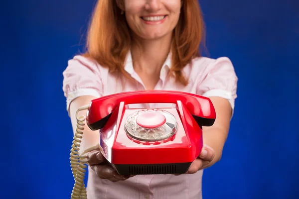 Frau mit rotem Telefon — Stockfoto