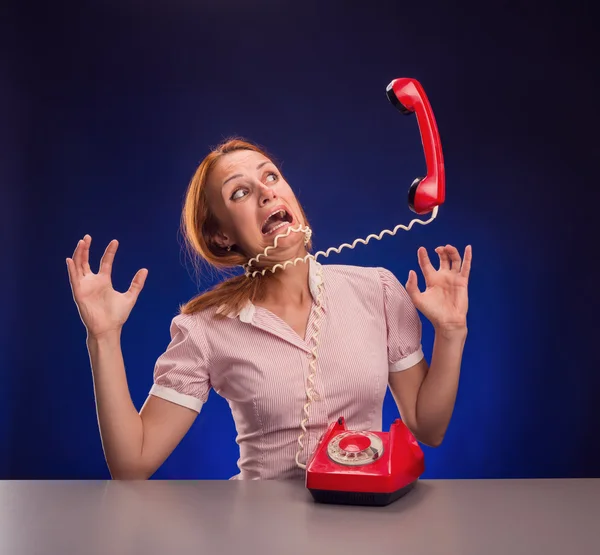 Großes Telefon schreit Frau an — Stockfoto