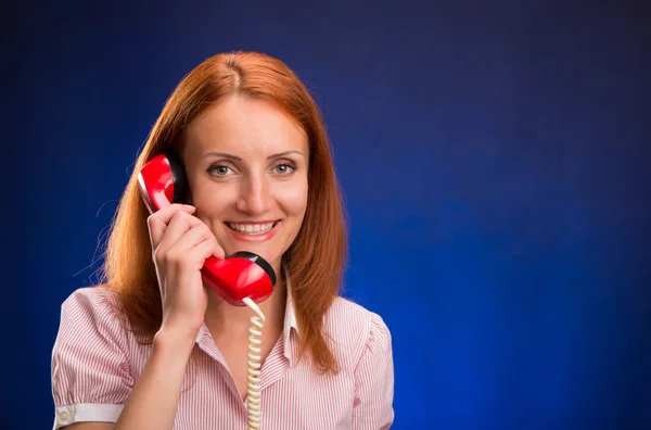 Fille rousse avec téléphone rouge — Photo