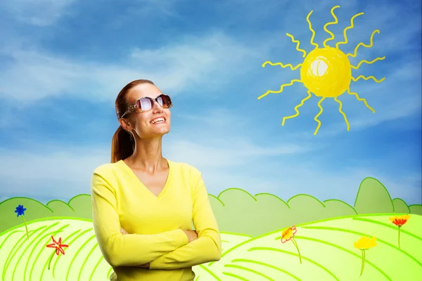 Mujer joven tomando el sol — Foto de Stock